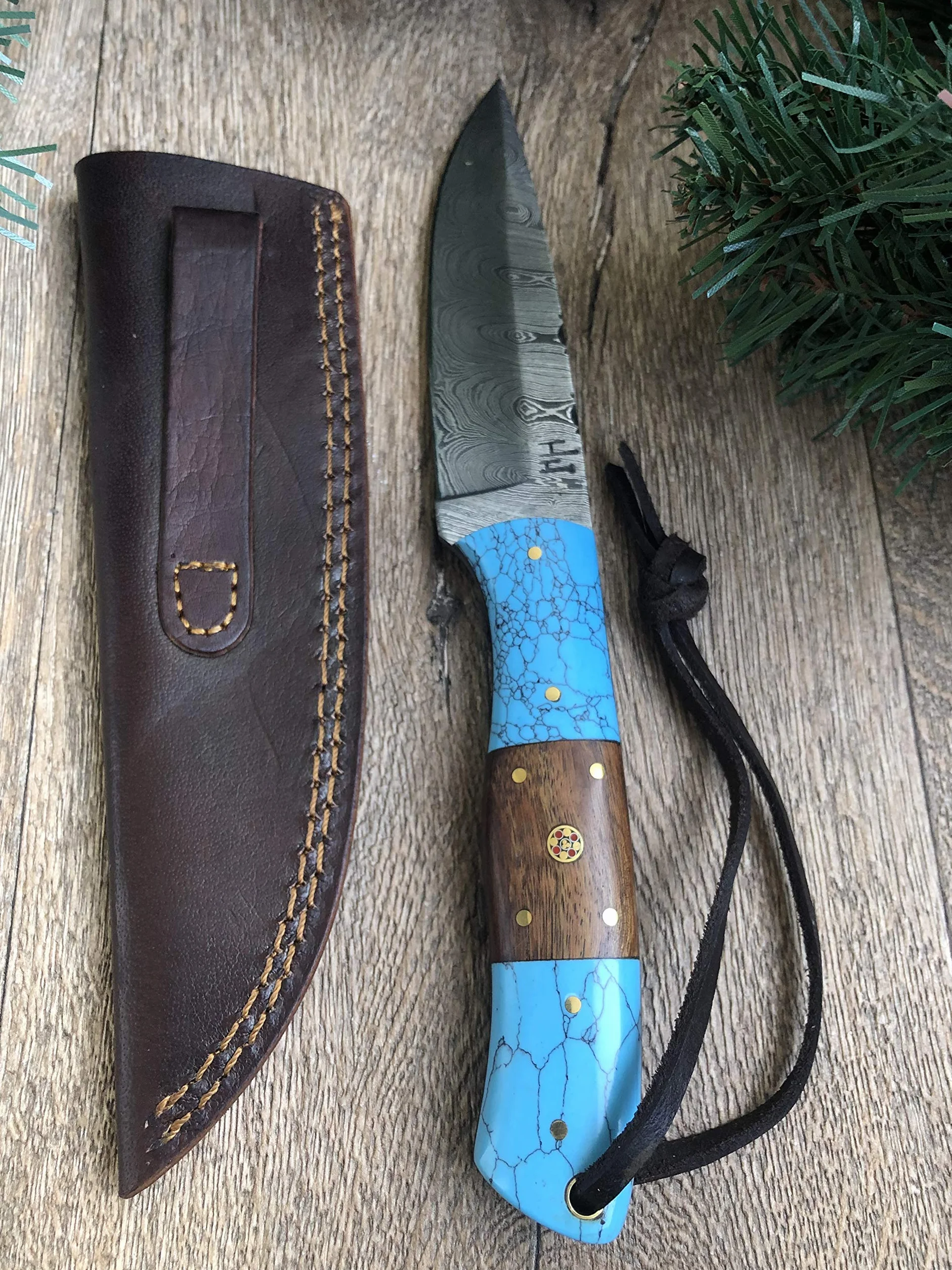 Hobby Hut HH-409, Cuchillo de Acero de Damasco Bushcraft Hecho a Mano de 9.5 Pulgadas | Cuchillo de Caza, Mango de Madera y Turquesa | Funda de Cuero | Espiga Completa, Hoja Fija