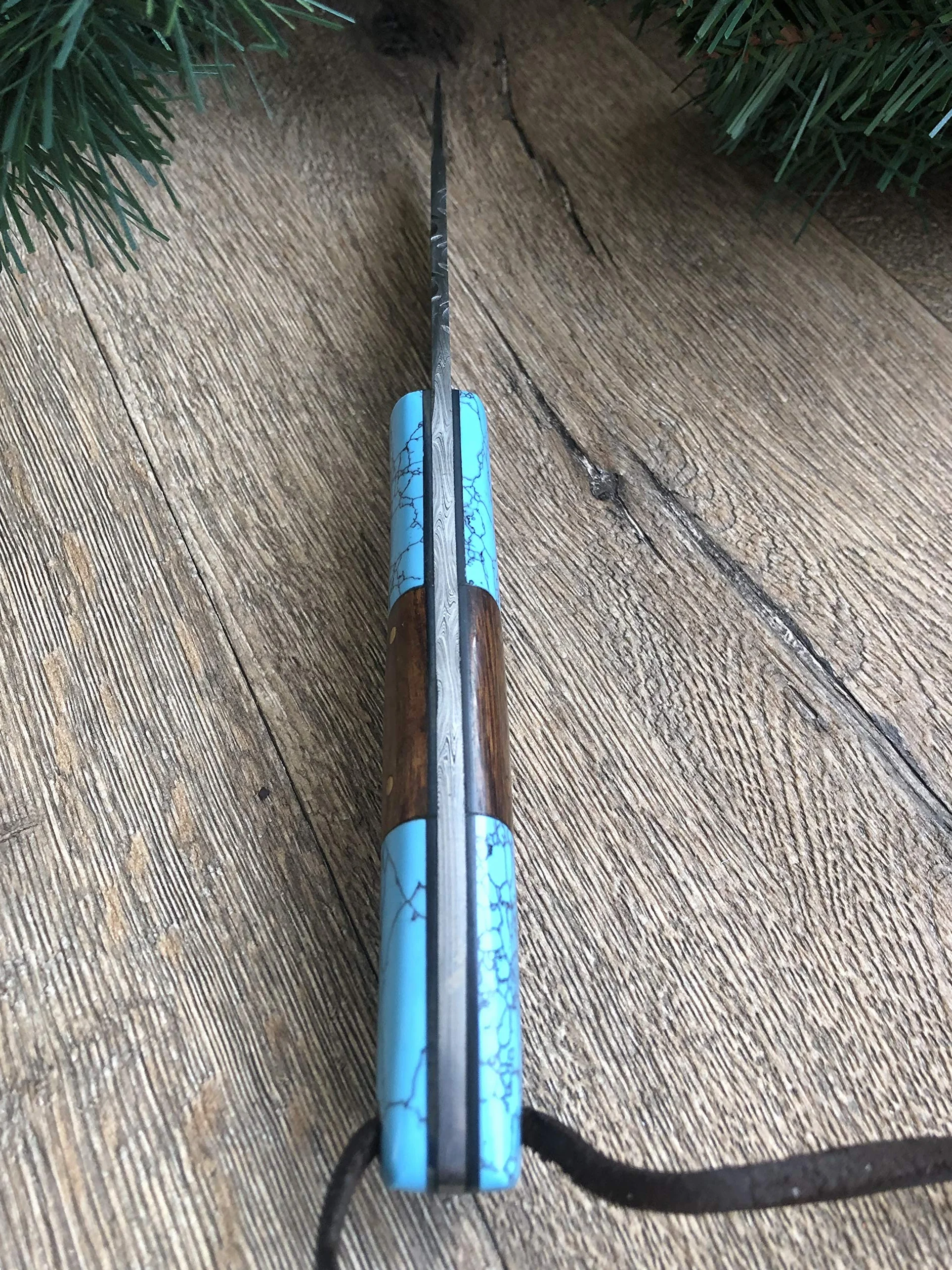 Hobby Hut HH-409, Cuchillo de Acero de Damasco Bushcraft Hecho a Mano de 9.5 Pulgadas | Cuchillo de Caza, Mango de Madera y Turquesa | Funda de Cuero | Espiga Completa, Hoja Fija