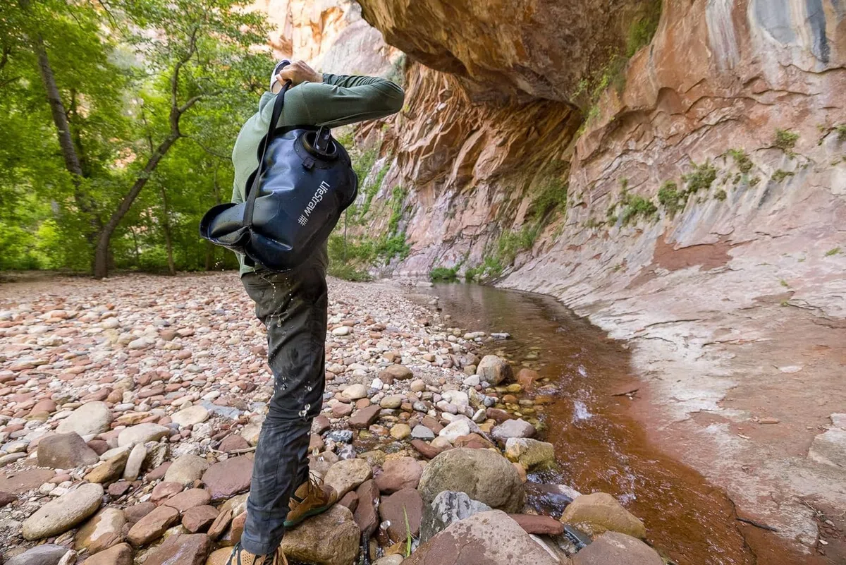 LifeStraw Peak Series: Sistema de purificación de agua por gravedad - 8L con correa de colgar - Ideal para camping, senderismo, emergencias - Elimina virus, bacterias y parásitos