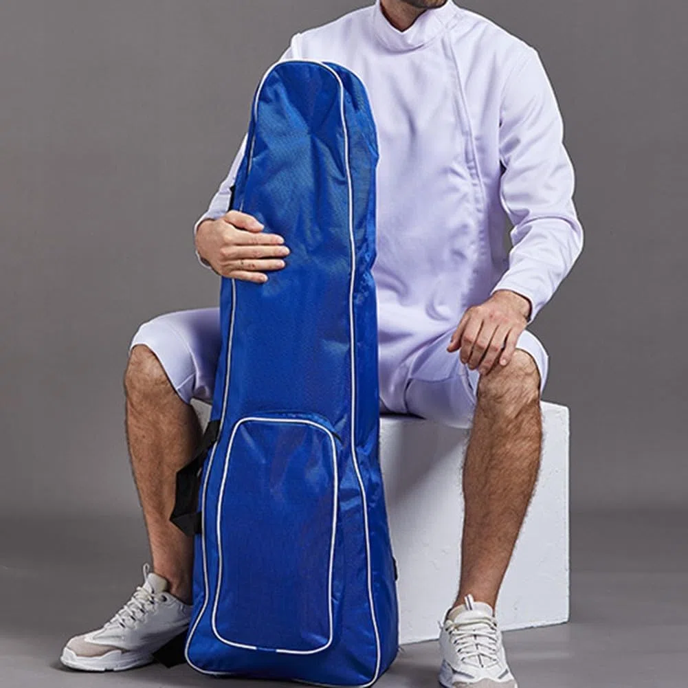 Bolsa de almacenamiento compacta para trajes de esgrima con material resistente y múltiples bolsillos