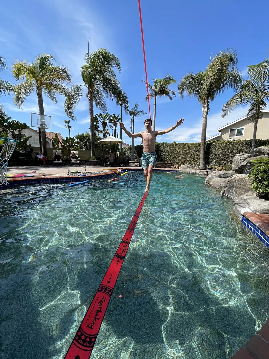 ZenMonkey Slackline Kit con línea de Entrenamiento Superior, Entrenador de Brazos, Protectores de árboles, Bolsa de Transporte de Tela e Instrucciones, 60 pies, fácil instalación para la Familia,
