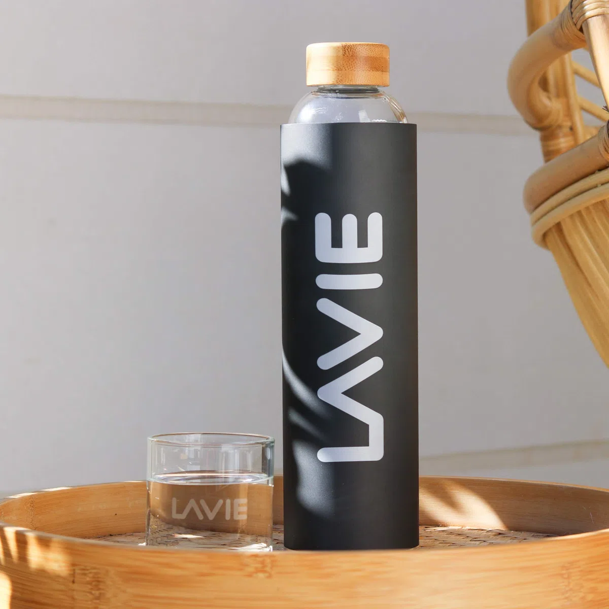 LaVie Pure Purificador de agua Innovador con luz UVA. Pack Familia - 1 Purificador + 6 Botellas de 1 Litro Convierte tu agua del grifo en agua dulce y deliciosa en 15 minutos. Color: antracita