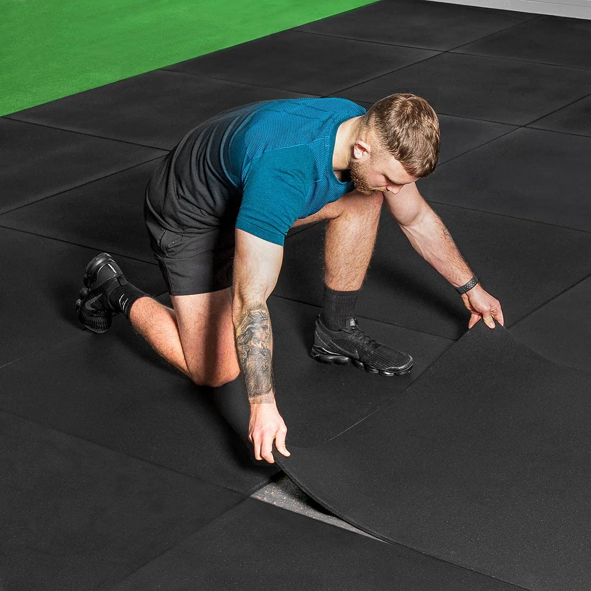 METIS Azulejos antideslizantes para suelo de gimnasio | 1 m x 1 m tapetes de goma reciclada para una protección superior del gimnasio - Disponible en azul, negro o gris [tapetes individuales y