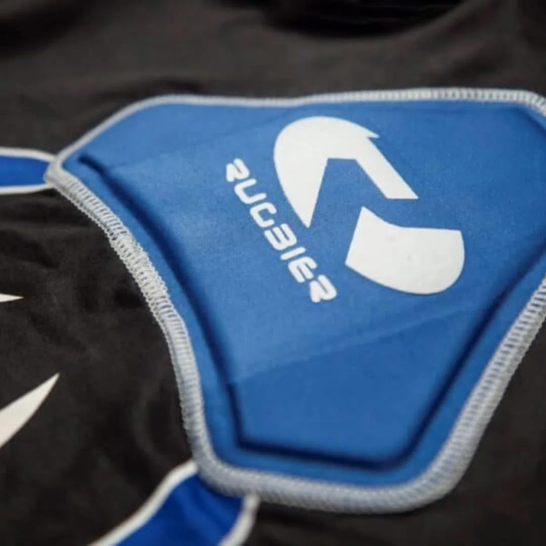 Hombrera de Rugby Profesional para Hombres - Hombrera Rugby Vulcano – Protección de Rugby Acolchada - Categorías Masculinas - Modelo Vulcano Azul/Negro
