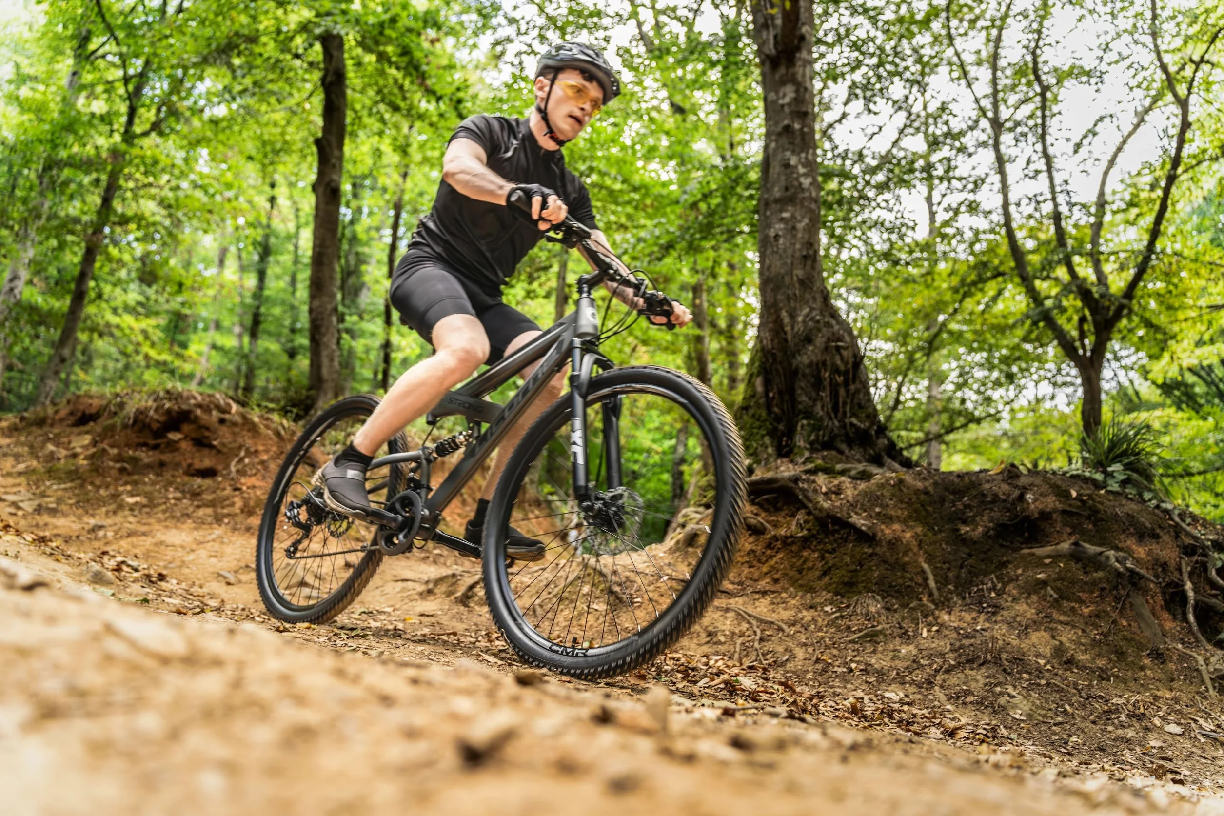 Licorne Bike Bicicleta de montaña Strong 2D, para niños, niñas, mujeres y hombres, freno de disco delantero y trasero, 21 velocidades, suspensión completa, negro/lima, 27,5 pulgadas