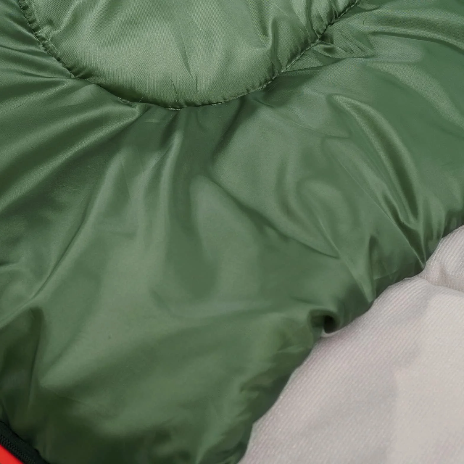 Amazon Basics Rectangular Saco de Dormir para días fríos, Camping y Senderismo, 2 Personas, Queen, Doble Size, Verde Oliva