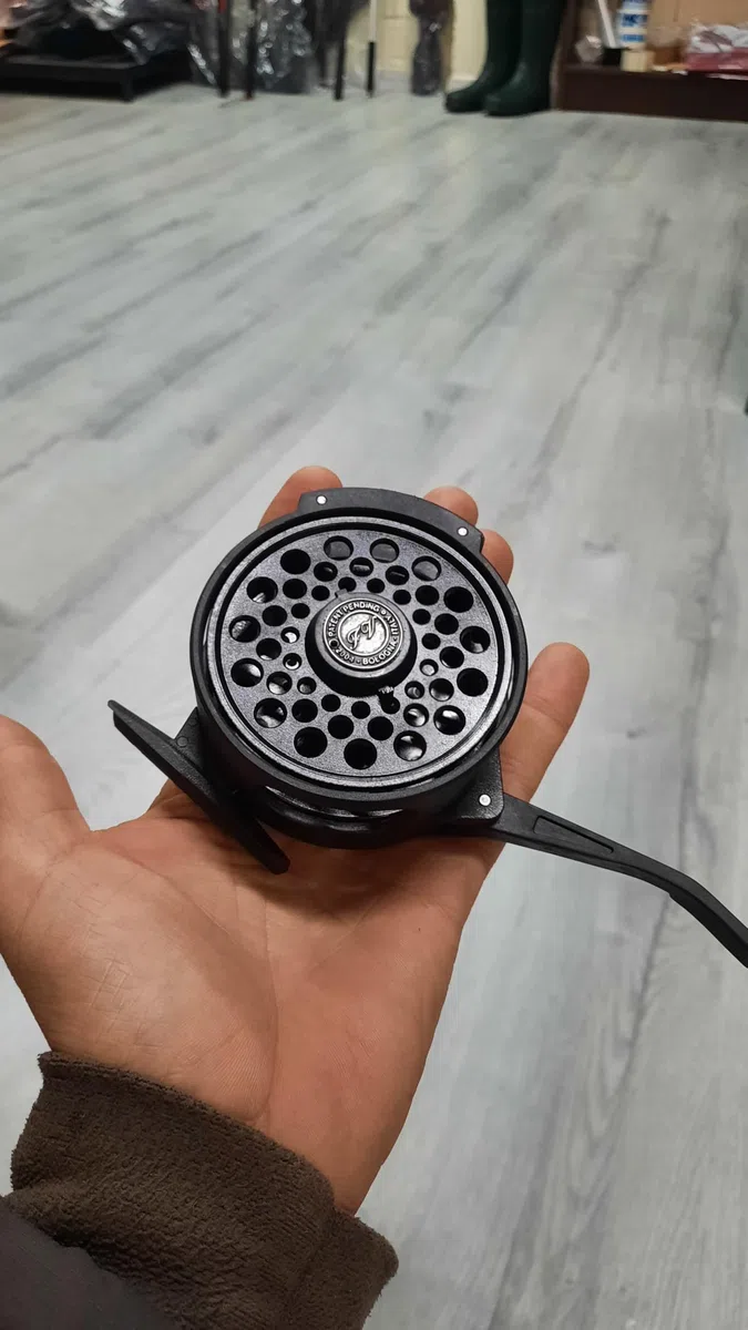 Carrete DE Mosca SEMIAUTOMATICO [Pack con Llave Allen + Tornillo ATACAÑAS DE Repuesto + 20 Bolas Cabeza de tungsteno Plus Cobre 2,8 mm]