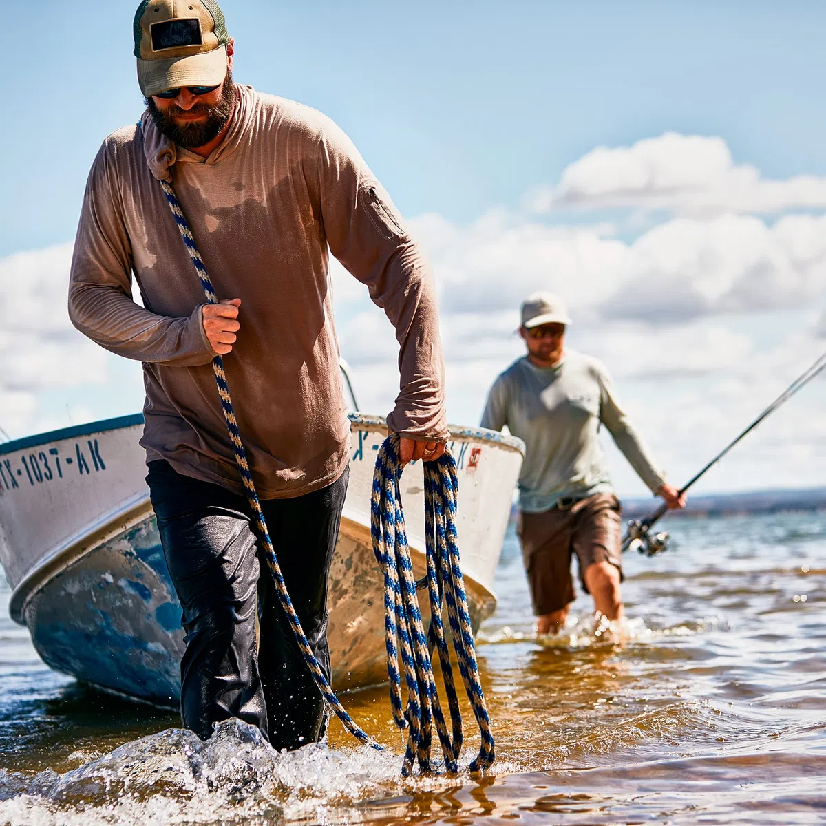 Quantum Invade - Carrete de Pesca Baitcast, Control de fundición DynaMag, 5 rodamientos (4 + Embrague antirretroceso Continuo) y diseño de piñón de Cero fricción, Gris/Rojo