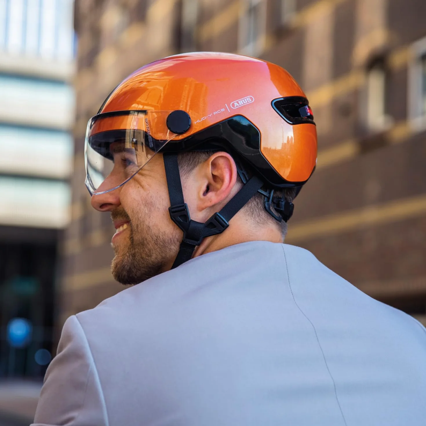 Abus HUD-Y Ace - Elegante Casco de Bicicleta con Visera y luz Trasera LED magnética y Recargable - para Hombre y Mujer