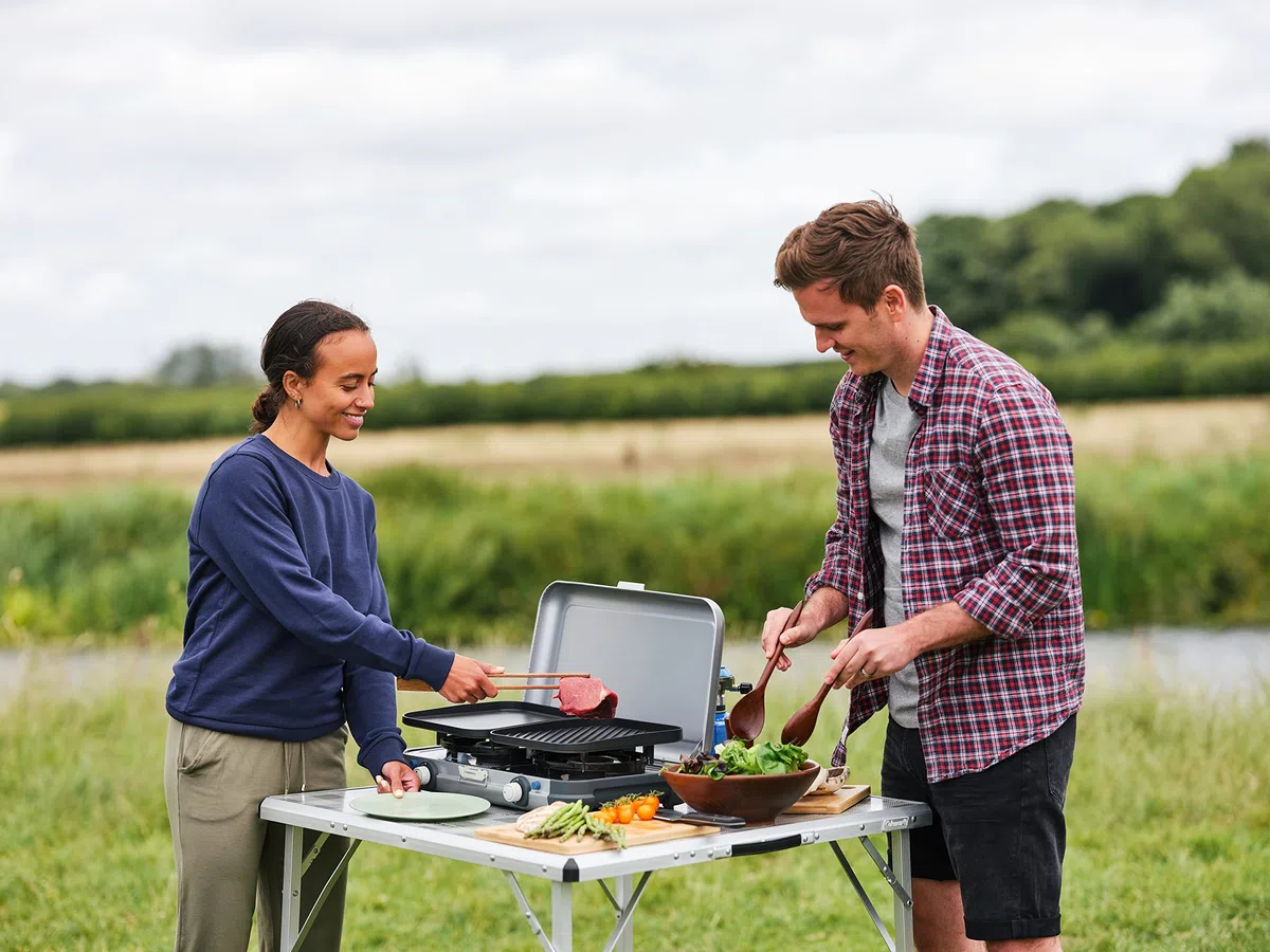 Campingaz Camping Kitchen 2 Grill & Go CV | Cocina Camping de gas, 2 fuegos, funciona con cartucho gas, 3,600 vatios, cocina cartucho con 2 placas de cocción regulables de forma continua