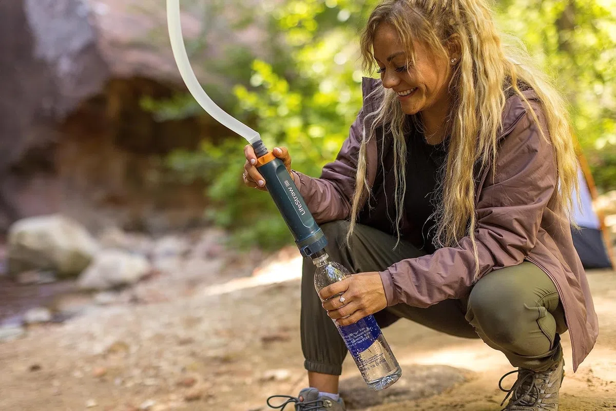 LifeStraw Peak Series: Sistema de purificación de agua por gravedad - 8L con correa de colgar - Ideal para camping, senderismo, emergencias - Elimina virus, bacterias y parásitos