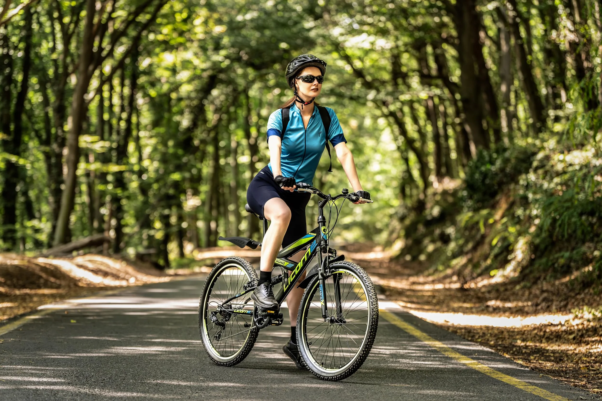 Licorne Bike Bicicleta de montaña Premium Strong V de 24 y 26 pulgadas, para niños, niñas, mujeres y hombres, cambio de 21 velocidades, suspensión completa