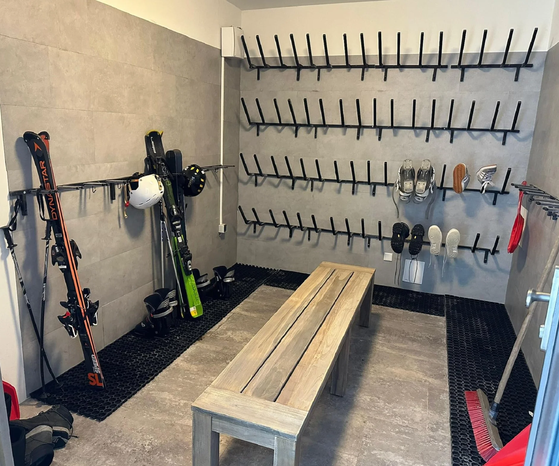 Soporte para esquís S3 de pared, para 4 pares, 83 cm, bastones de senderismo nórdico, barra de ganchos con goma protectora para ahorrar espacio