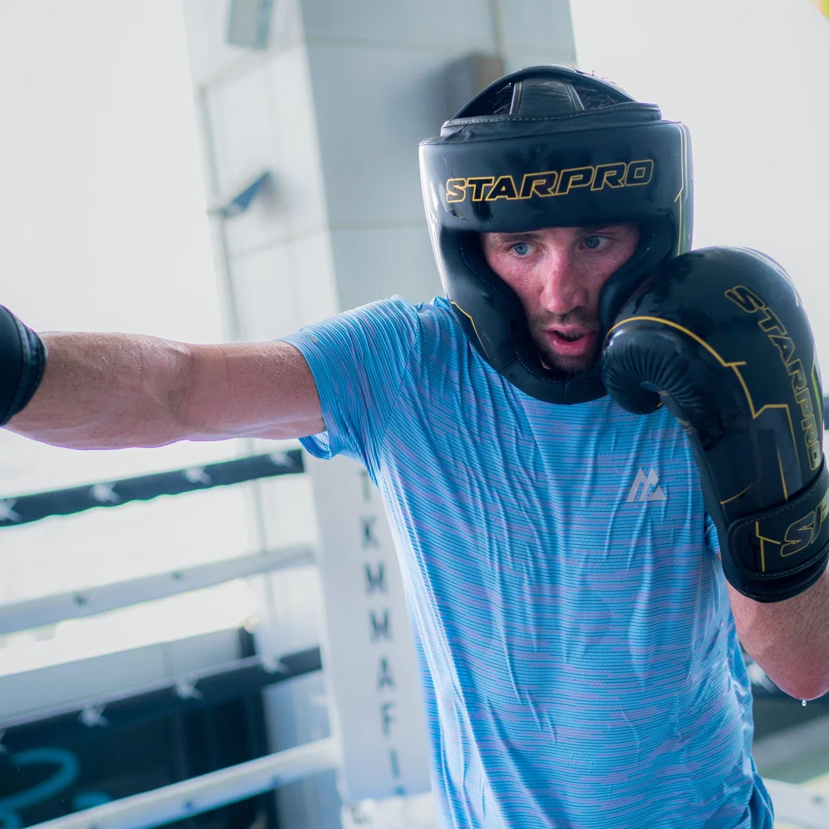 Starpro Guantes de Boxeo Premium Negros | Cuero PU | Ajuste ergonómico, Espuma de Alta Densidad, Soporte para la muñeca, Ideales para Entrenamiento y Combate