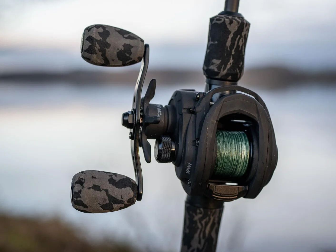 Abu Garcia MAX X Black Ops Combinación de caña y carrete, 1.98 m 10-40g, Set para río, combos de baitcasting para pescadores de depredadores de agua dulce, Lucio perca y lucioperca - Negro