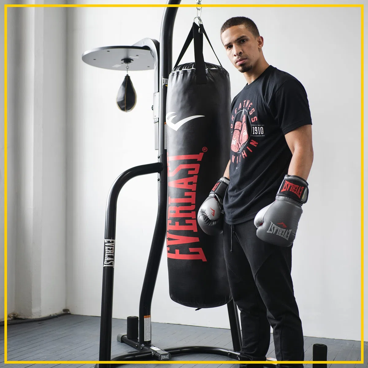 Everlast Saco de boxeo pesado con marco de acero y soporte para bolsa de velocidad con 3 clavijas de placa para kickboxing y entrenamiento de artes marciales mixtas, color negro