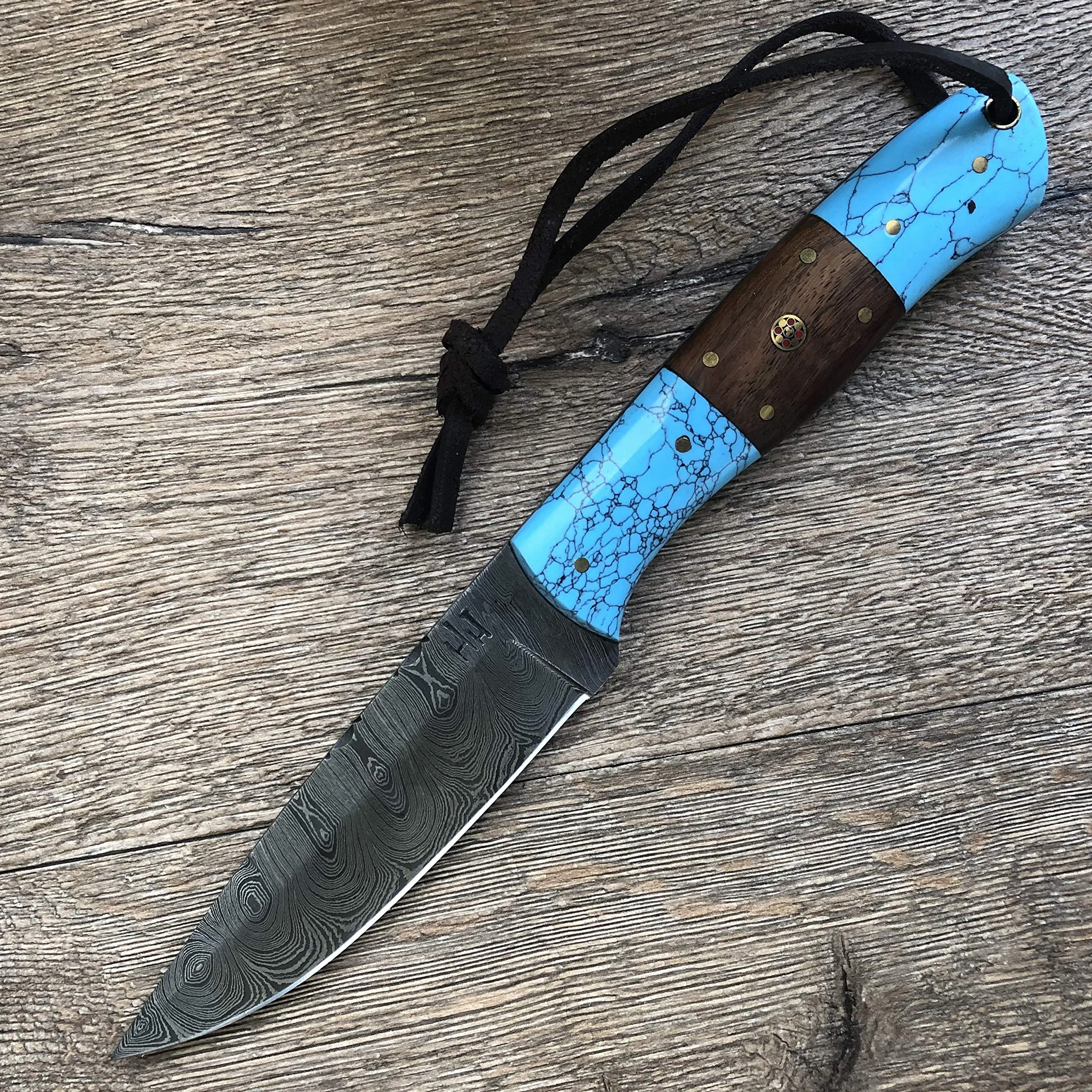 Hobby Hut HH-409, Cuchillo de Acero de Damasco Bushcraft Hecho a Mano de 9.5 Pulgadas | Cuchillo de Caza, Mango de Madera y Turquesa | Funda de Cuero | Espiga Completa, Hoja Fija