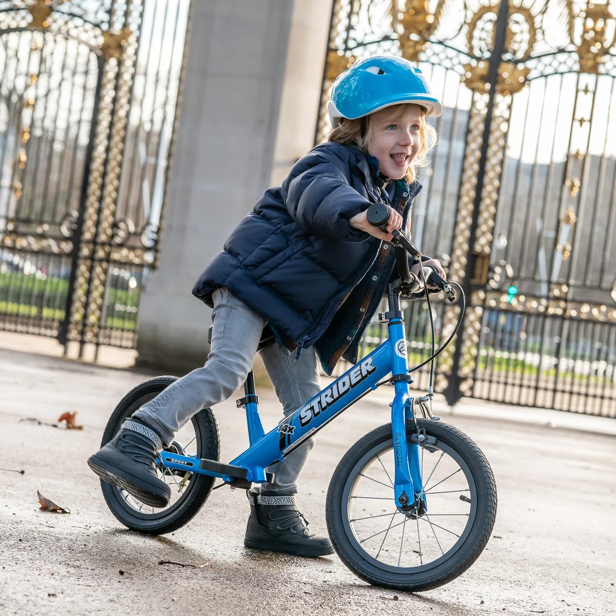 Strider 14x - Bicicleta de Equilibrio para niños de 3 a 6 años - Asas adaptadas, sillín Acolchado, reposapiés y neumáticos para Todo Uso - Montaje fácil