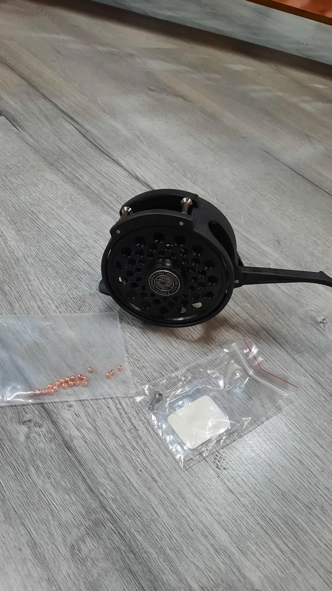 Carrete DE Mosca SEMIAUTOMATICO [Pack con Llave Allen + Tornillo ATACAÑAS DE Repuesto + 20 Bolas Cabeza de tungsteno Plus Cobre 2,8 mm]
